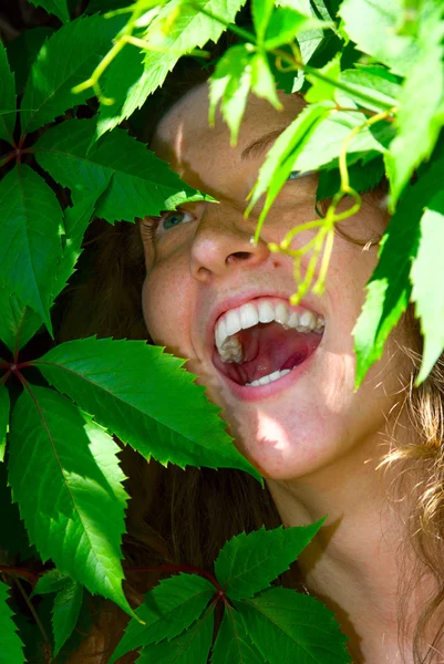 Mutlu bir kadın yüzüne yeşillik — Stok fotoğraf