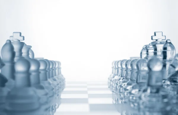 Transparentní sklo šachové figurky — Stock fotografie