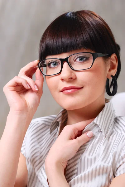 Όμορφη επιχειρηματίας φορώντας γυαλιά — Φωτογραφία Αρχείου