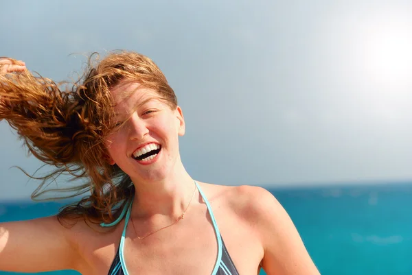 Glad vacker kvinna vid havet — Stockfoto