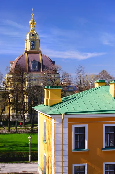Catedral de Pedro y Pablo al tiempo soleado en San Petersburgo, R — Foto de Stock
