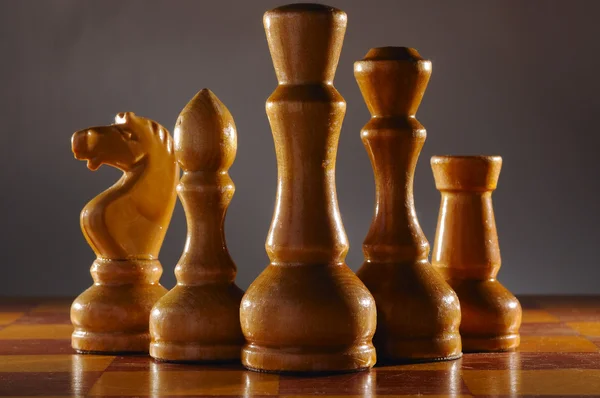 Starší dřevěné kusy šachy — Stock fotografie