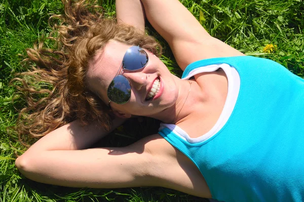 Smiling woman is lying on grass — 스톡 사진