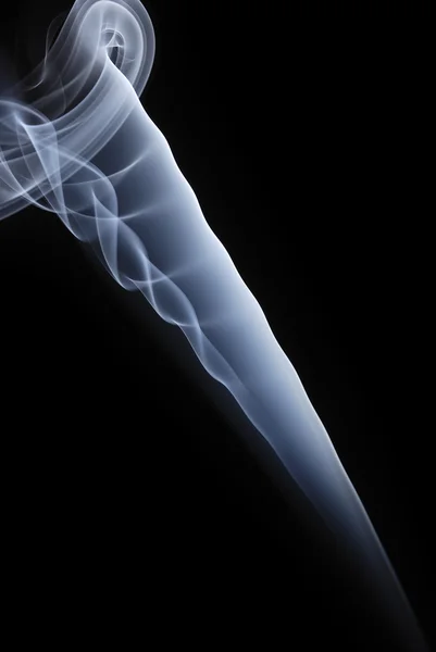 Fumo azul isolado sobre fundo preto — Fotografia de Stock