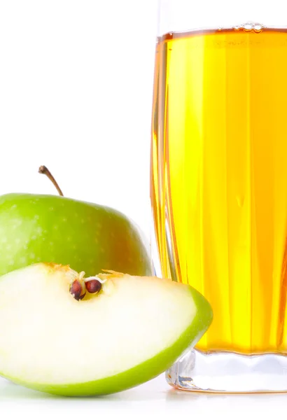 Bir bardak elma suyu ve yeşil elma, beyaz üzerine izole edilmiş. — Stok fotoğraf