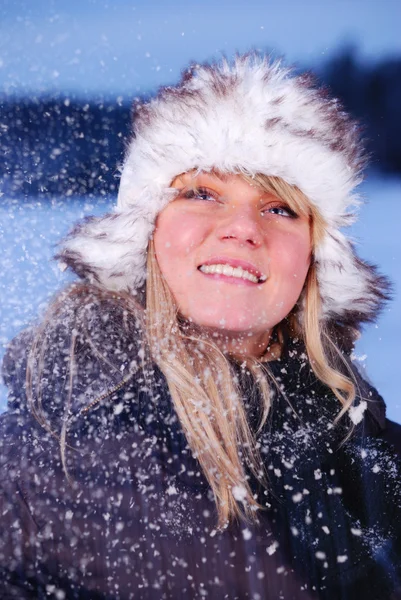 Karlı kışta güzel genç bir kadın — Stok fotoğraf