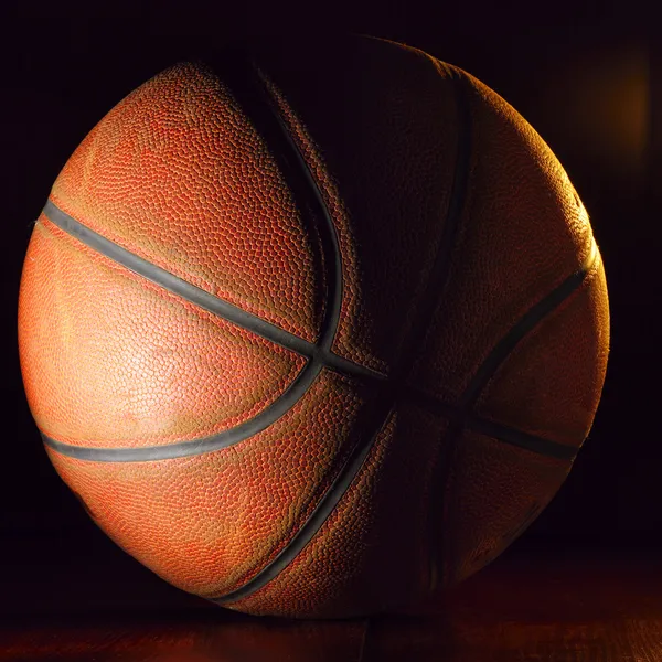 Баскетбол в темноте — стоковое фото