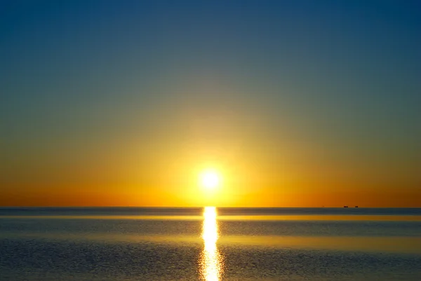 Ανατολή του ηλίου στη θάλασσα — Φωτογραφία Αρχείου