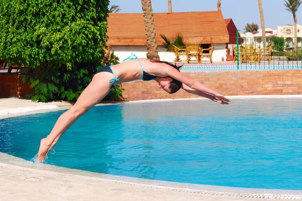 Mujer saltando a la piscina — Foto de Stock