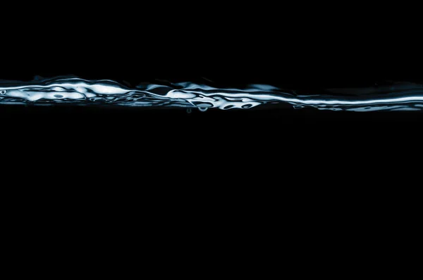 Primo piano di onde d'acqua isolate sul nero — Foto Stock