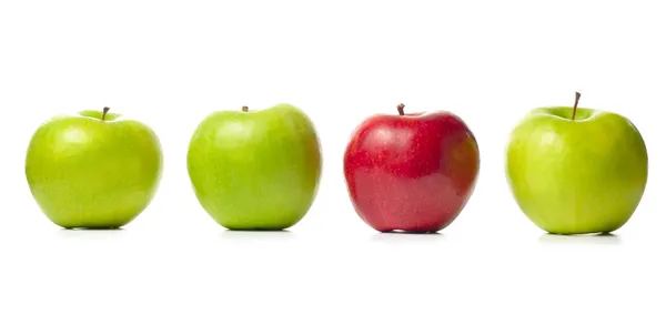 Trzy zielone jabłka i jeden czerwony na białym tle — Zdjęcie stockowe