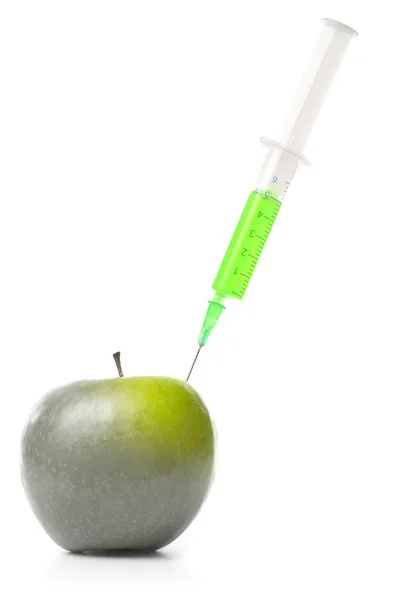 Strzykawka w zielone jabłko na białym tle — Zdjęcie stockowe
