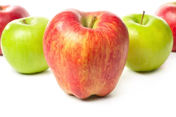 Различные яблоки, изолированные на белом — стоковое фото