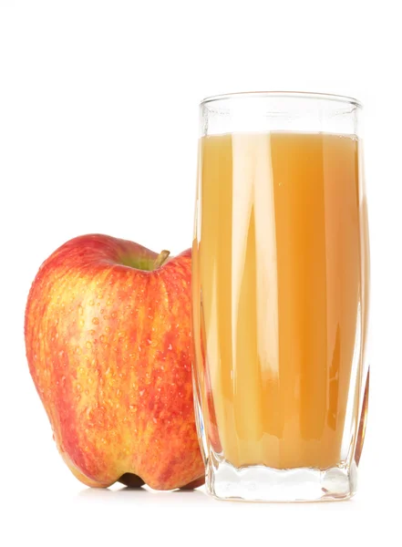 Bicchiere di succo di mela fresco con mela isolata su bianco — Foto Stock