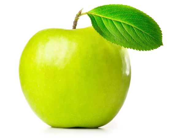 Свежий зеленый яблоко изолированы на белом — стоковое фото