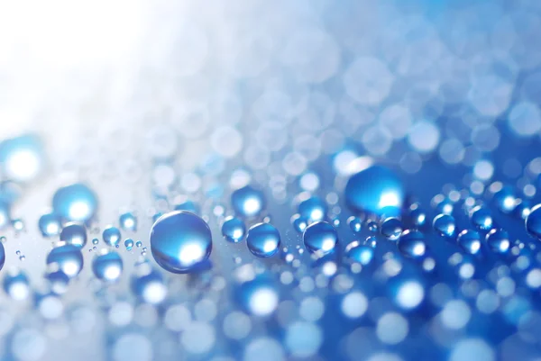 Voando gotas de água azul — Fotografia de Stock