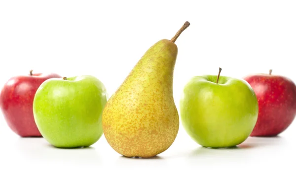 Äpfel und Birnen isoliert auf weiß — Stockfoto