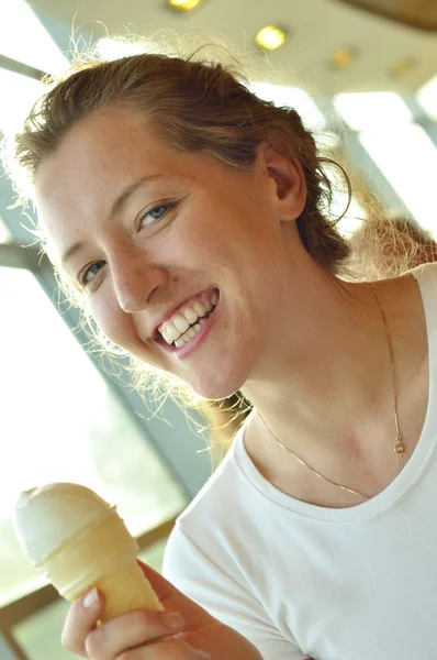 Frau mit Eis im Café — Stockfoto