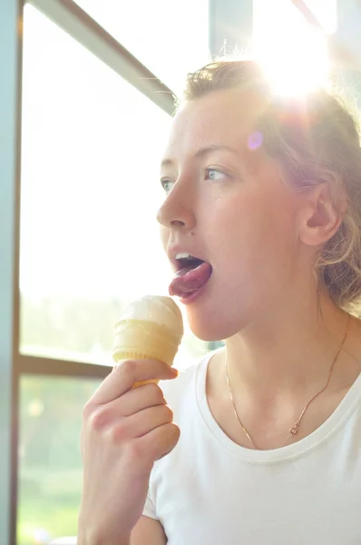 Vrouw met consumptie-ijs in café — Stockfoto