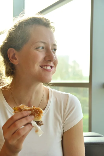 Frau isst Sandwich im Café — Stockfoto