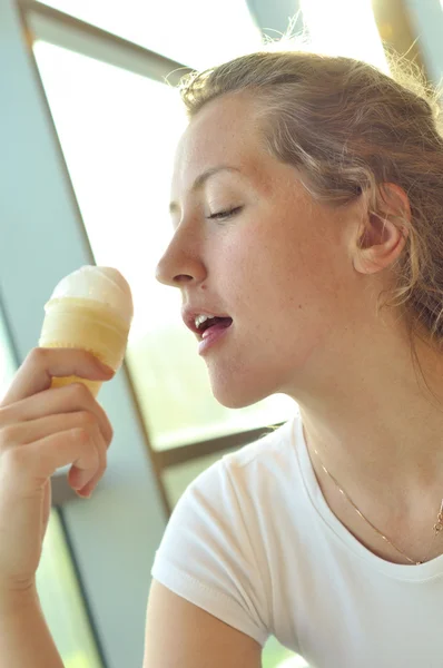 Vrouw met consumptie-ijs in café — Stockfoto