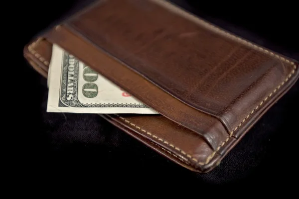 Бумажник со стодолларовой купюрой — стоковое фото
