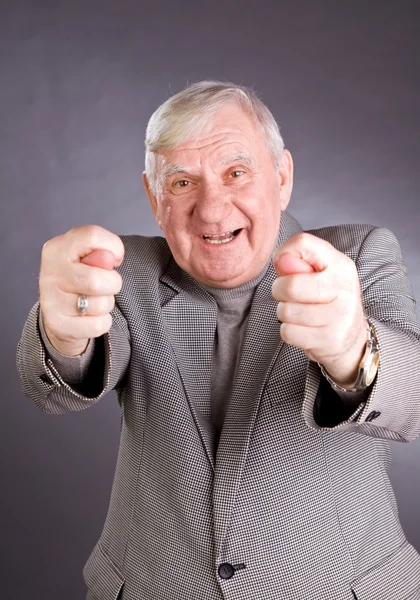 イチジクを示す高齢者の男性 — ストック写真