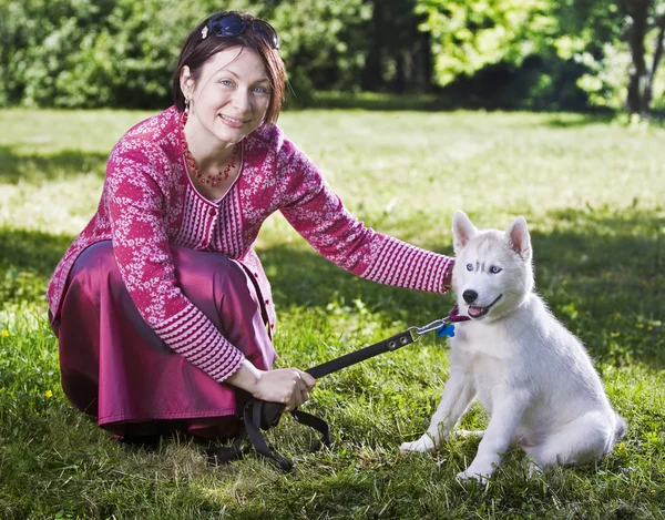 Γυναίκα και κουτάβι Σιβηρία σκύλος χάσκεϋ — Φωτογραφία Αρχείου