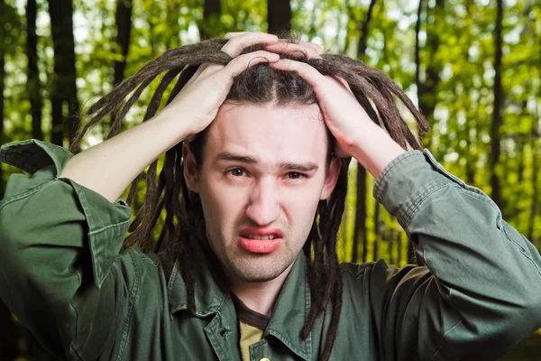 Νεαρός άνδρας με dreadlock μαλλιά. — Φωτογραφία Αρχείου