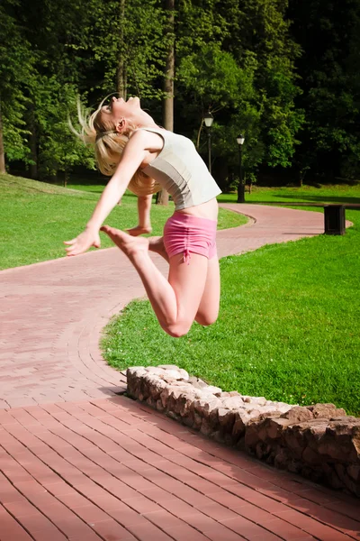 Saltando joven mujer — Foto de Stock