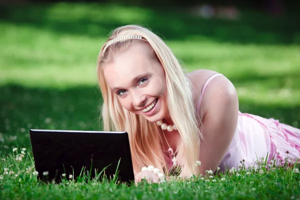 公園でノートパソコンを使う若い女性は — ストック写真