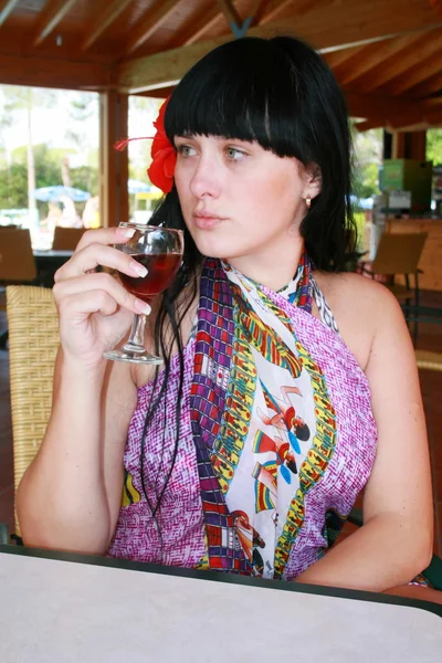 La chica con una copa de vino — Foto de Stock