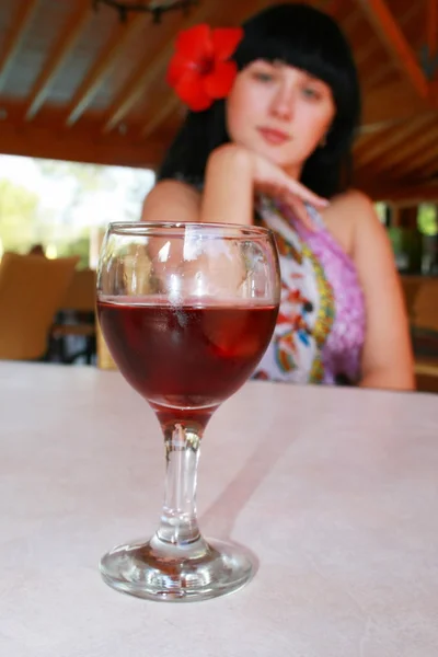 La chica con una copa de vino — Foto de Stock