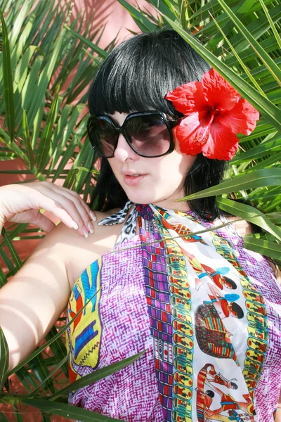 Kadının yanına bir palmiye ağacı — Stok fotoğraf