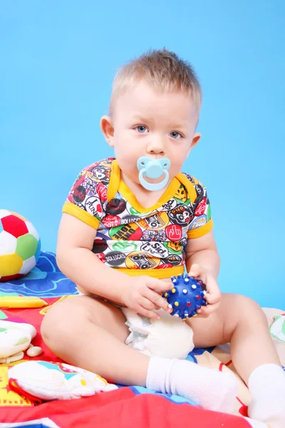 Bambino che gioca giocattoli — Foto Stock