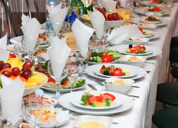 Еда на свадьбе или мероприятии общественного питания — стоковое фото