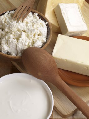 bir aşçı-masaya süt ürünleri
