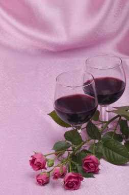 iki bardak şarap ve güller