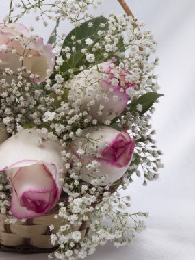 küçük gül buketi bir trug olduğunu