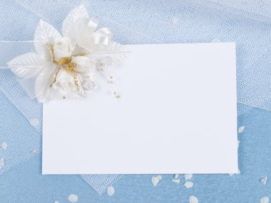 üzerinde mavi bir kutlama için beyaz kart