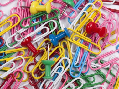 arka plandan renkli ataç.