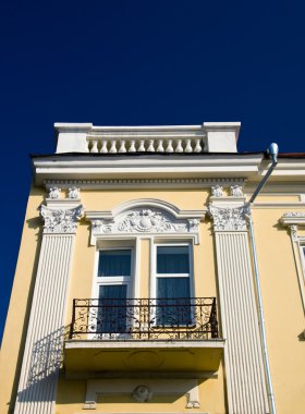 balkon şehrin eski bir binada. Chernivtsi. Ukrayna