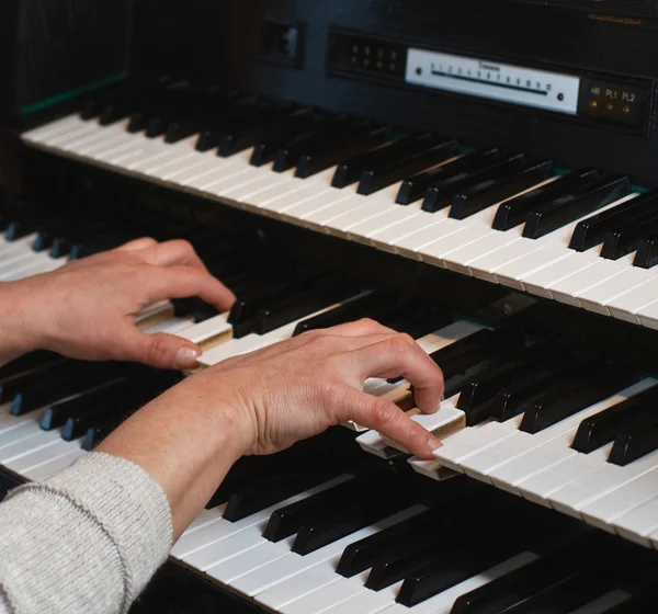 Mãos no teclado de um órgão — Fotografia de Stock