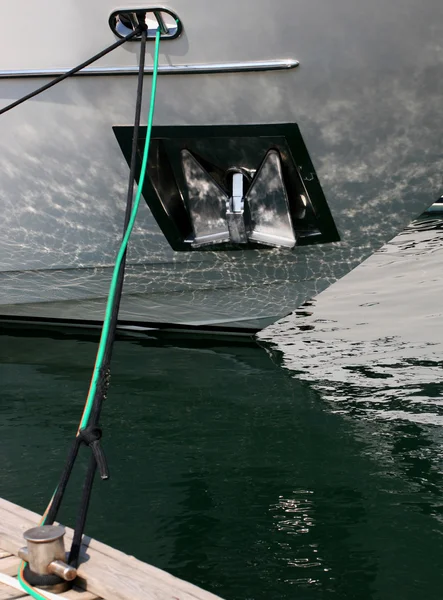 ヨットのボード上のアンカー — ストック写真