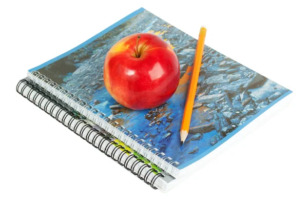 螺旋笔记本上的红苹果 — 图库照片