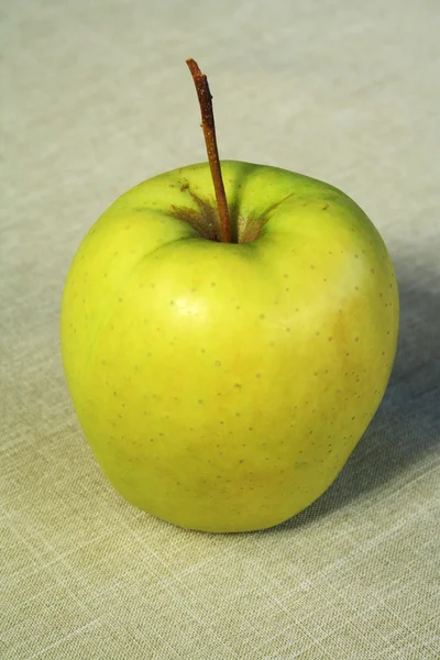 Apple on a linen cloth — Stock Photo, Image