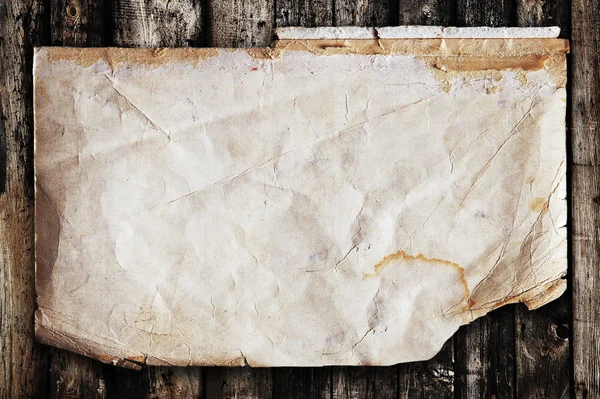 Бумага на старой текстуре дерева — стоковое фото