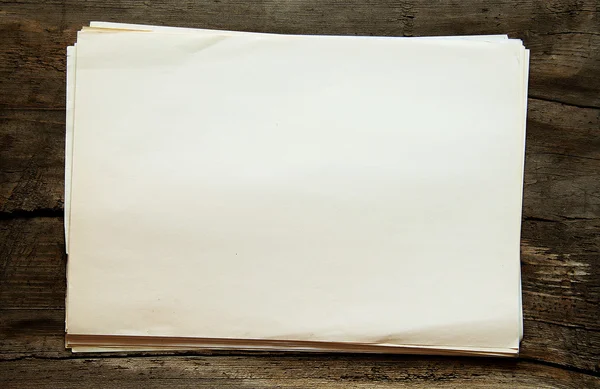 Stapel alter Papiere auf Holz — Stockfoto