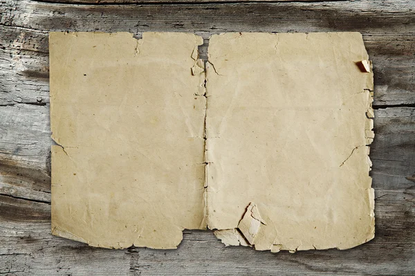 Вінтажний папір на текстурі деревини — стокове фото