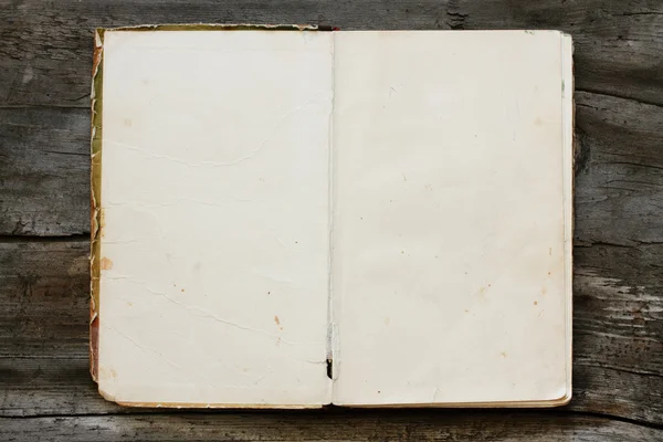 Livro sobre fundo de madeira velha — Fotografia de Stock